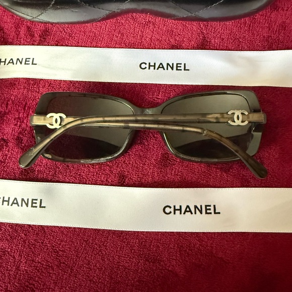 CHANEL brown sunglasses with CC logo & Chanel case. Good Condition main image 11
